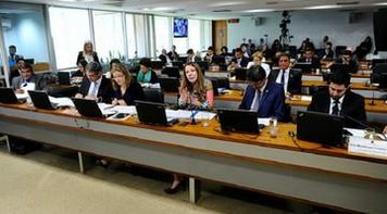 'Isto aqui é uma luta pelo poder', admite senador que quer afastamento de Dilma