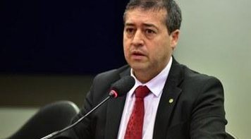 Ministro insiste que reforma da CLT é 'atualização', mas ouve 'não'