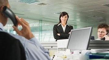 Senado aprova multa para empregador que pagar salário diferente para mulher