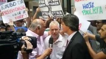 MÍDIA E DEMOCRACIA: Bancários entram em transmissão da Globo com protesto contra reformas