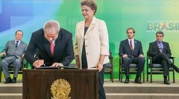 Dilma dá posse a Lula como ministro da Casa Civil