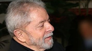 Notas oficiais lembram à mídia que Lula 'sempre esteve à disposição das autoridades'