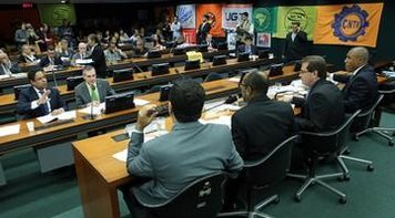 Parecer sobre custeio sindical passa em comissão, com polêmica sobre salsichas