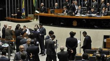Câmara aprova pacote anticorrupção sem anistia, mas desafia Lava Jato