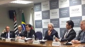 Centrais pedem tempo para reforma trabalhista, mas Maia quer urgência