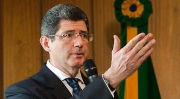 Liberais são hipócritas quando se dizem assustados com a crise, afirma economista