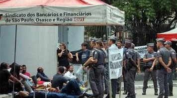 REDUÇÃO:  Salário de contratado em banco é 57% do rendimento de demitido