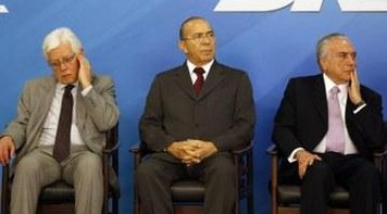 BLINDAGEM: Câmara salva Temer, Padilha e Moreira de denúncia no STF