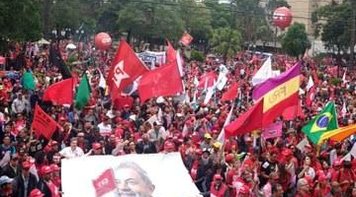 DE OLHO NA JUSTIÇA: Manifestantes lotam praça no centro de Curitiba em apoio a Lula