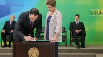 Em posse de Barbosa, Dilma diz que objetivos são crescimento, equilíbrio e 'metas realistas'