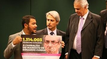 Petição com 1,3 milhão de assinaturas pela cassação de Cunha é entregue na Câmara