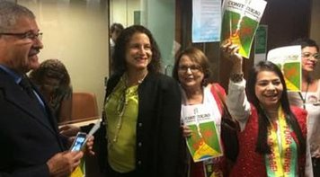 Articulados por Lula, 186 deputados assinam frente parlamentar contra o golpe