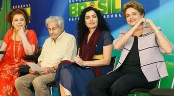 'Farsa é ver acusados de corrupção querendo derrubar a presidenta', diz diretor teatral