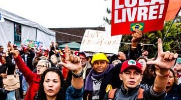 Pesquisa CUT/Vox Populi: Lula venceria no 1º turno se eleições fossem hoje
