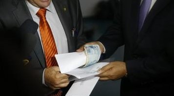 ÉTICA E DECORO: Deputados de oposição fazem bolão da votação do impeachment