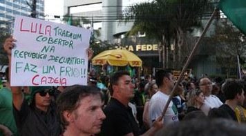 Juíza que proibiu acampamento em Curitiba aplaudiu condução coercitiva de Lula