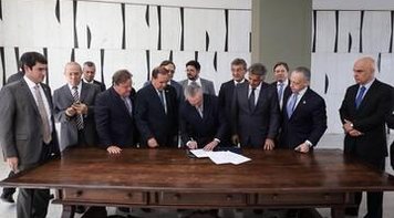 MST repudia afastamento de Dilma e diz que Temer é 'ponte para a recessão'