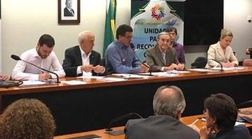 Partidos de esquerda se unem por defesa da democracia e reconstrução do país