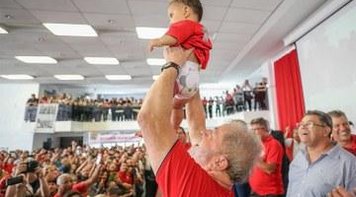 Apoiadores de Lula fazem vigília no Sindicato dos Metalúrgicos de São Bernardo