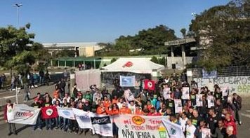 Governo afronta o país e aumenta de novo a gasolina em meio à crise