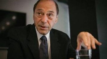 'Pulsão totalitária do capital financeiro quer ocupar o lugar da política'