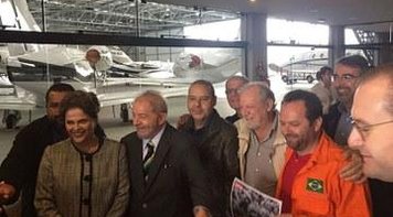 Lula é recebido em Curitiba por frente popular, Dilma e lideranças políticas