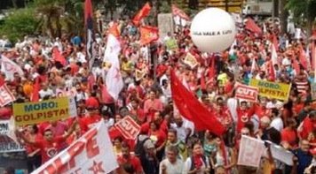 Movimentos sociais realizam atos em Curitiba para apoiar Lula