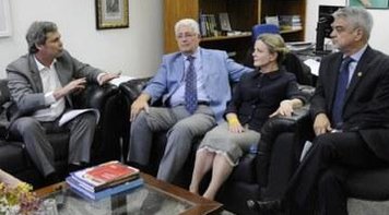 Frente parlamentar lança manifesto contra leilão de blocos do pré-sal