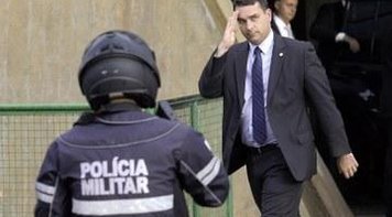 Flávio Bolsonaro tinha 'organização criminosa' em gabinete, diz MP