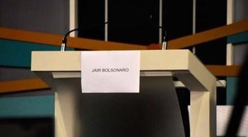 Bolsonaro foge de debate, TVs aceitam e quem perde é o eleitor, analisa professor