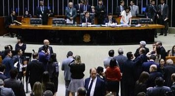 Oposição tenta obstruir votação de projeto sobre terceirização