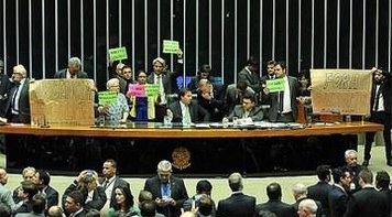 27 X 10: Projeto de 'reforma' trabalhista passa na comissão e vai a plenário