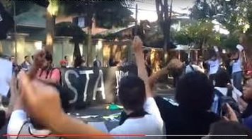 Levante Popular da Juventude promove 'escracho' em frente à casa de Temer