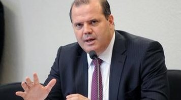 Na última reunião com Tombini, Copom volta a manter taxa de juros