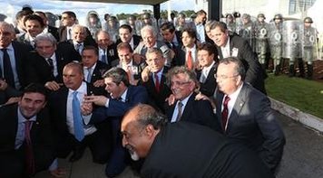 Moro retira sigilo da Lava Jato e divulga grampo de Lula e Dilma