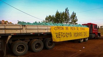 MST doa 300 cestas básicas a indígenas Guarani Kaiowá de Dourados, Mato Grosso do Sul