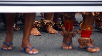 Bolsonaro veta acesso facilitado a auxílio emergencial e água a indígenas na pandemia