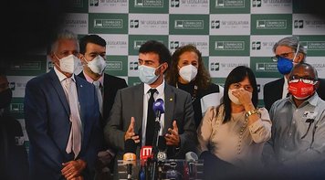 Oposição entrega abaixo-assinado de 128 mil assinaturas contra reforma administrativa