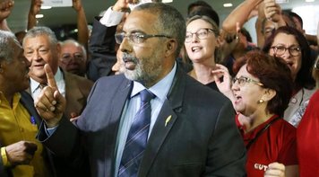 Com votos da base de Temer, oposição protocola CPI da Previdência