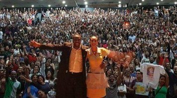 Com teatro lotado, Lázaro Ramos e Taís Araújo entoam "Fora Temer"