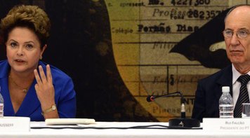 "Mais uma vez pisoteiam o voto", diz Rui Falcão