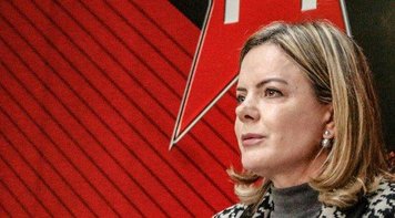 Gleisi cobra explicações sobre conversa secreta entre Bolsonaro e comandante do Exército