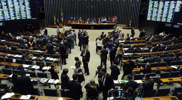 Câmara aprova fim de coligações para 2020 e derruba distritão