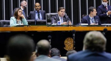 Após leitura de parecer favorável, votação do orçamento de guerra é adiada