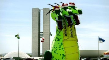 Inflação sobe 4,53% em 12 meses, puxada por altas nos alimentos e combustíveis