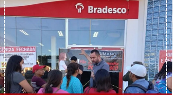 Sindicato dos Bancários do Acre realiza manifestação em frente a agência do Bradesco em Cruzeiro do Sul