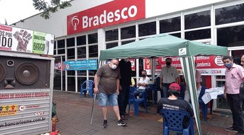 Bancários de Dourados-MS protestam em Dia Nacional de Luta contra Demissões no Bradesco