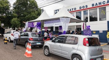Em um sistema drive thru, sindicato distribui brindes para bancárias