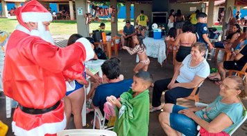 Papai noel faz a alegria da criançada no Clube de Campo do SEEBCG-MS