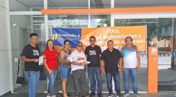 Demissões e fechamento de agências do Itaú: SEEB-MT e bancários/as protestam em Cuiabá